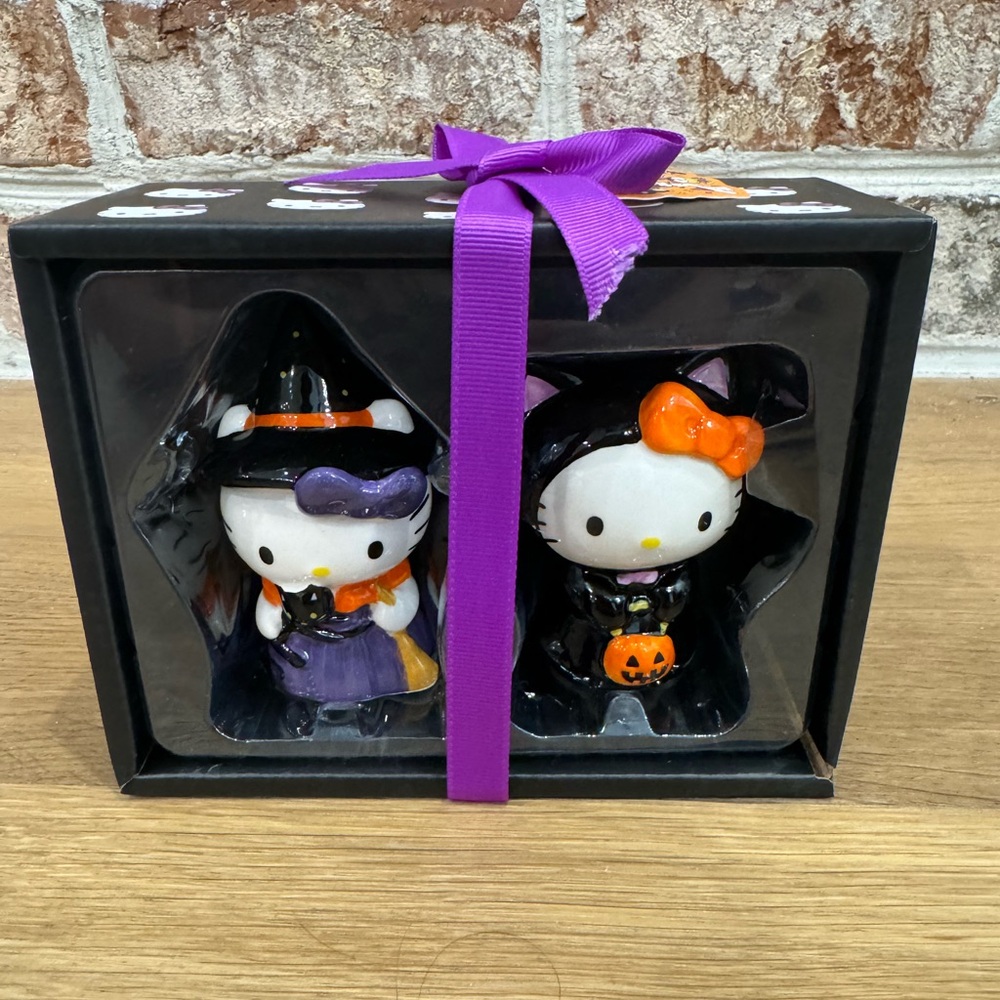 Hello Kitty Halloween salt and pepper shaker